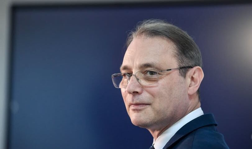 Premierul desemnat, Luca Niculescu, a depus joi, în Parlament, programul de guvernare și lista miniștrilor