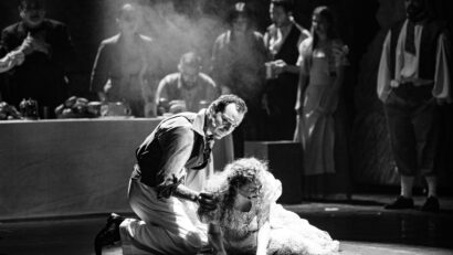 „𝐖𝐡𝐞𝐫𝐞 𝐋𝐢𝐟𝐞 𝐌𝐞𝐞𝐭𝐬 𝐋𝐢𝐠𝐡𝐭 𝐚𝐧𝐝 𝐒𝐡𝐚𝐝𝐨𝐰” – expoziție de fotografie de teatru